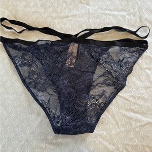 VS Navy Floral Cheekini